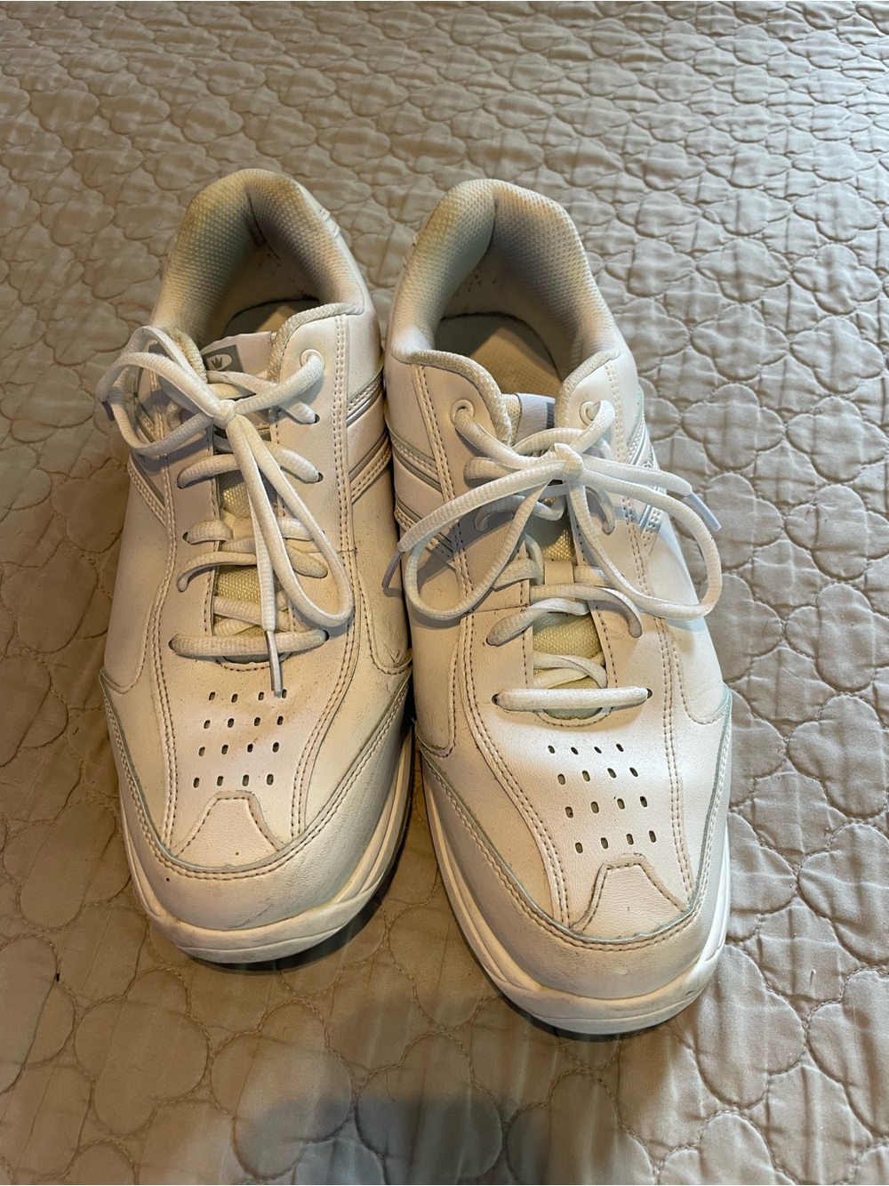 Brunswick men’s 10.5 white/silver bowling shoes